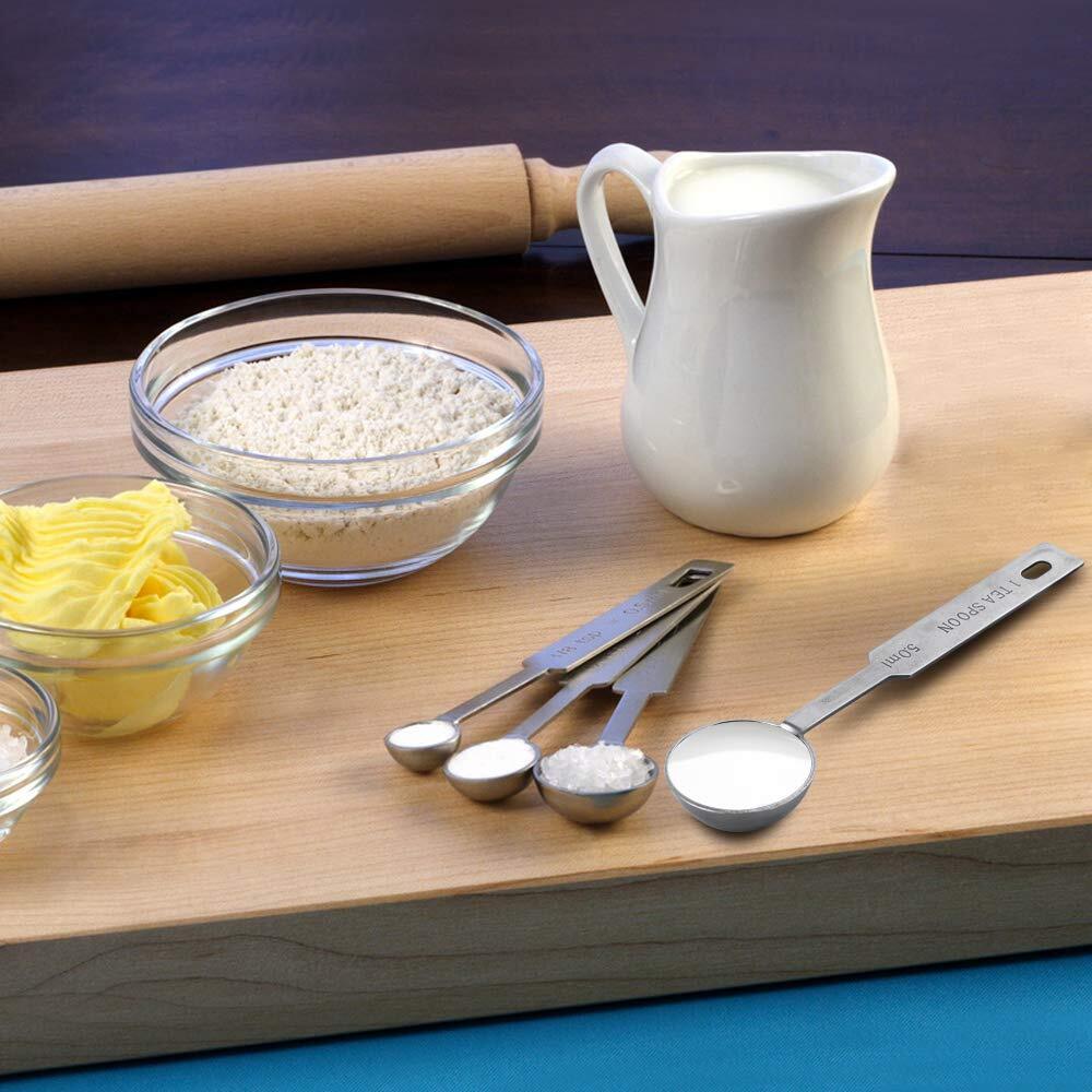 Cucharas medidoras para ingredientes secos y líquidos